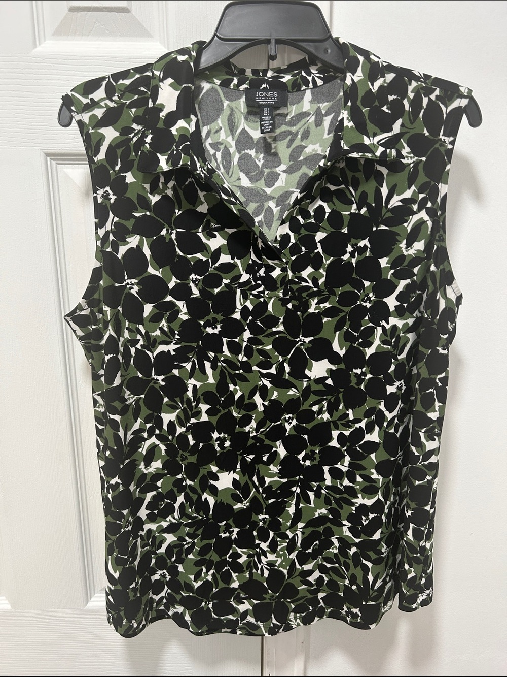 Jones New York Sleeveless Collared Floral Print Top in Black and Olive